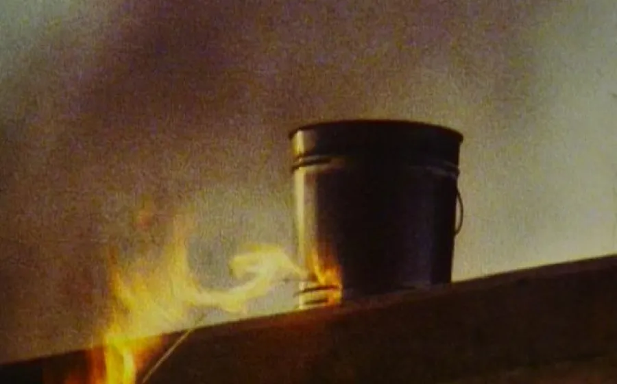 Cubo con gasolina, 1984 (fotograma Súper 8). Cámara Peter Liechti. Roman Signer.