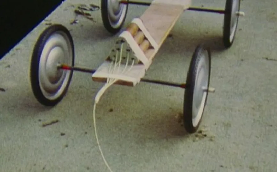 Carro, 1986 (fotograma Súper 8). Cámara Peter Liechti. Roman Signer.