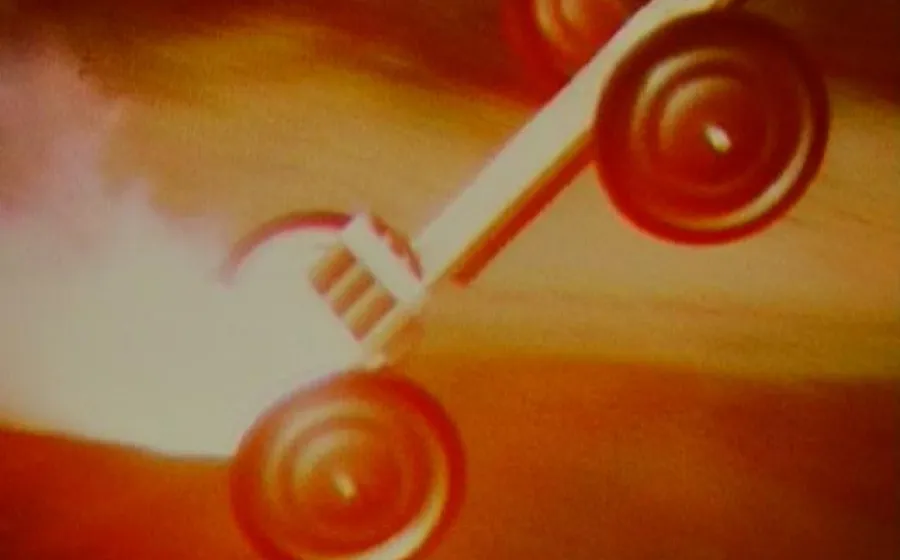 Carro, 1986 (fotograma Súper 8). Cámara Peter Liechti. Roman Signer.