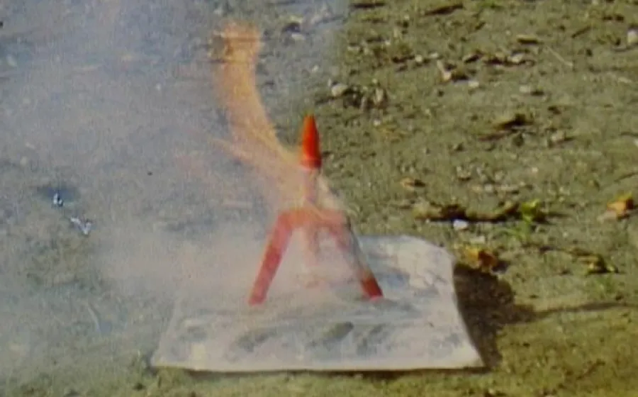 Cojín de gasolina con cohete, 1987 (fotograma Súper 8). Roman Signer.