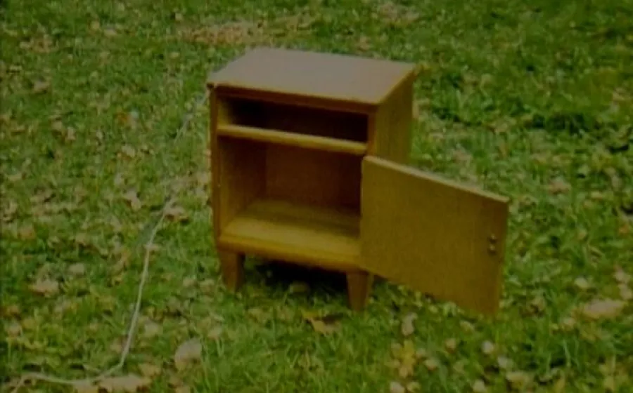 Mesita de noche, 1987 (fotograma Súper 8). Roman Signer.