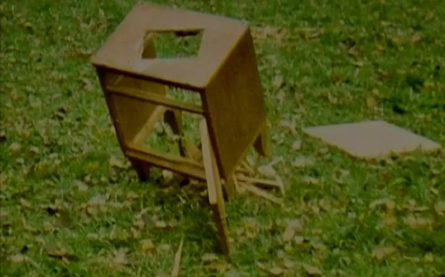 Mesita de noche, 1987 (fotograma Súper 8). Roman Signer.