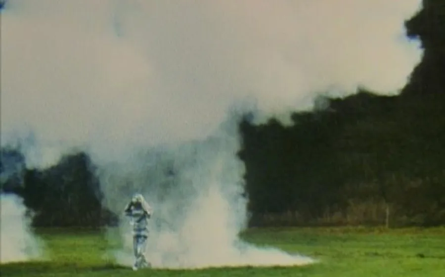Caja, 1987 (fotograma Súper 8). Cámara Leon Stauffer. Roman Signer.