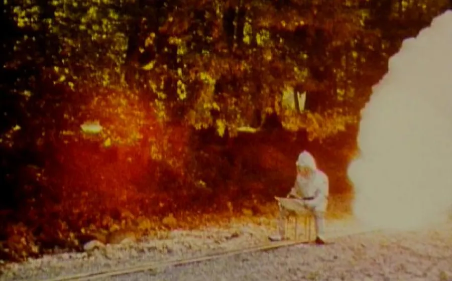 Fuego, 1987 (fotograma Súper 8). Cámara Peter Liechti. Roman Signer.