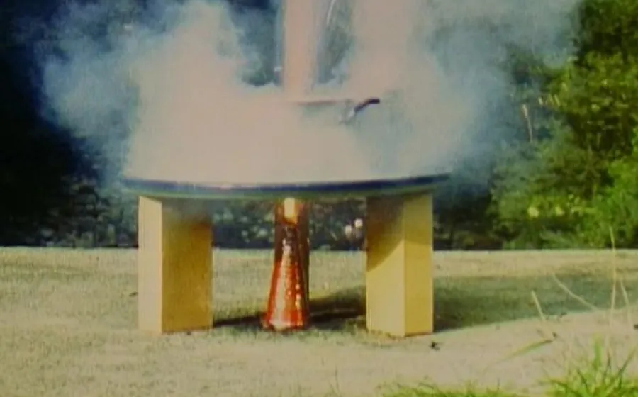 Sartén, 1988 (Super 8 film still). Roman Signer.