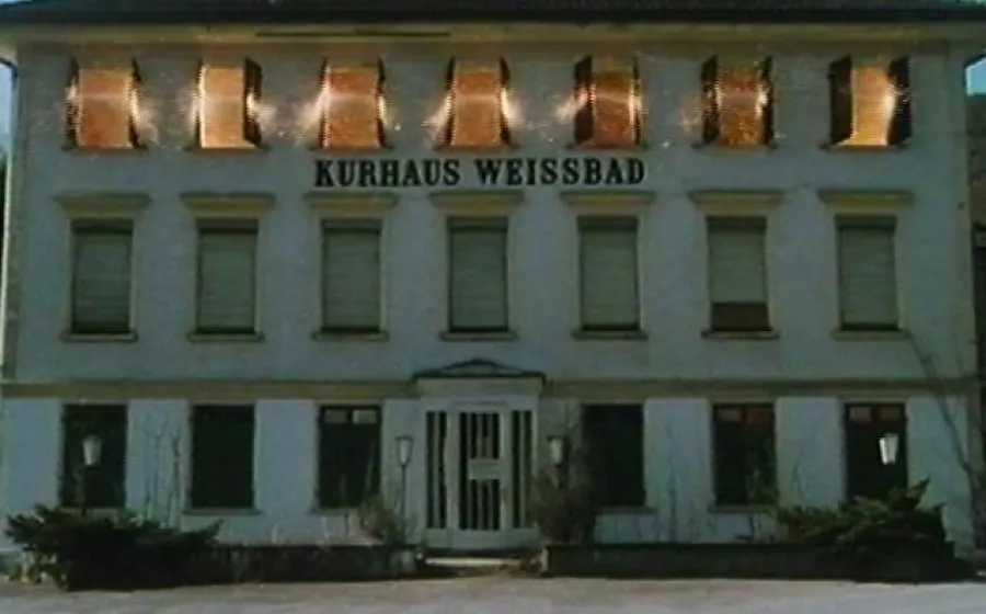 Tienda de ventanas con cohetes, 1992. Roman Signer.