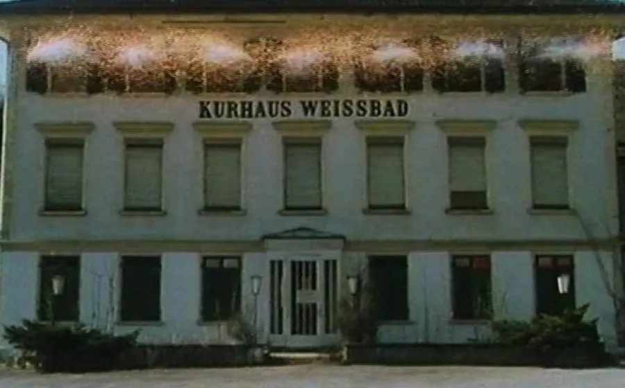 Tienda de ventanas con cohetes, 1992. Roman Signer.