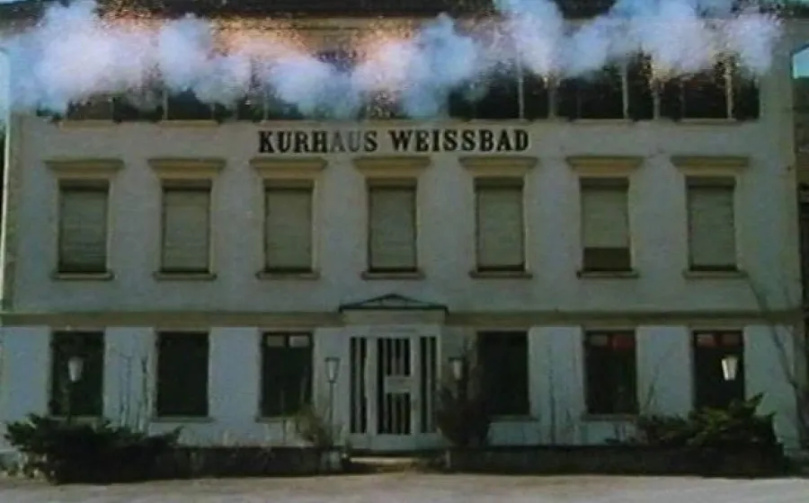 Tienda de ventanas con cohetes, 1992. Roman Signer.