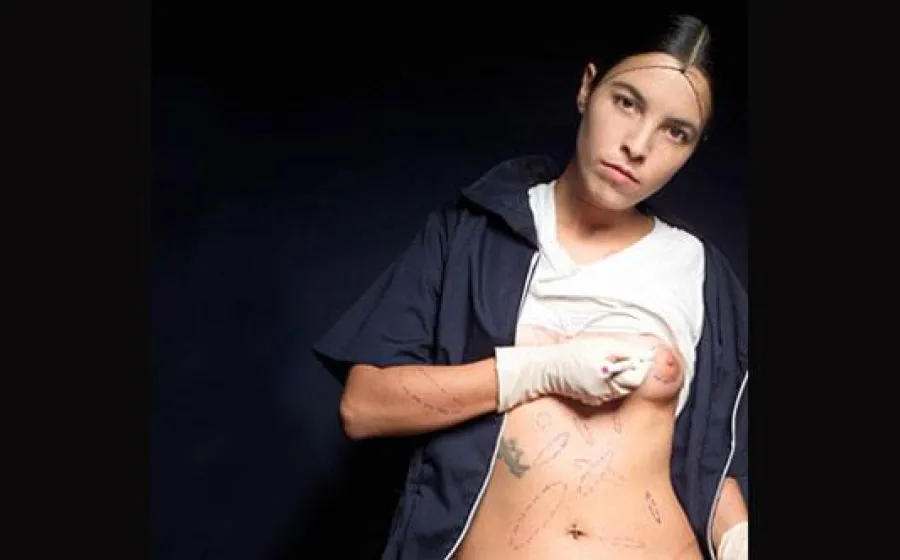 Mientras dormíamos (el caso Juárez), performance de Lorena Wolffer