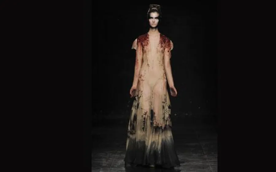 Vestido "Ensanglantèe" en organza de seda nude pintado a mano y cristalizado de Julien Fourniè