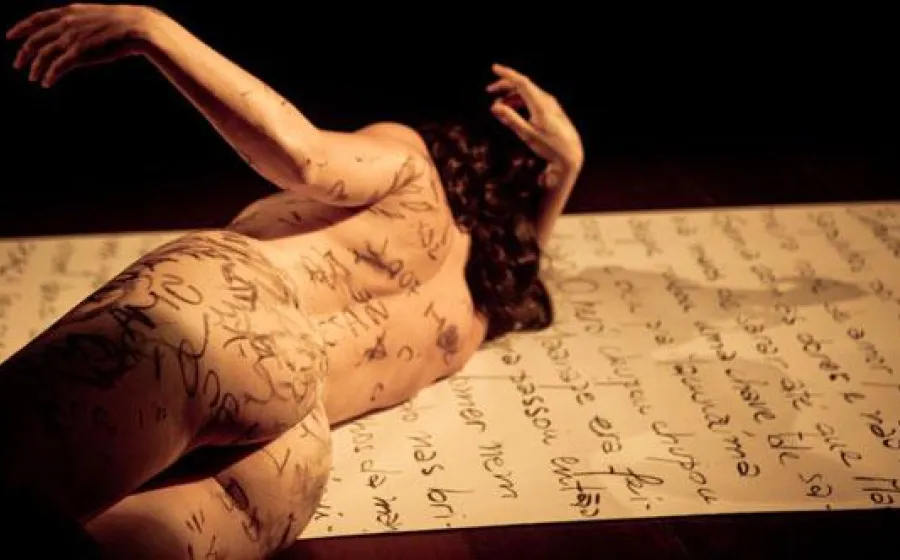 Cuerpo sobre papel