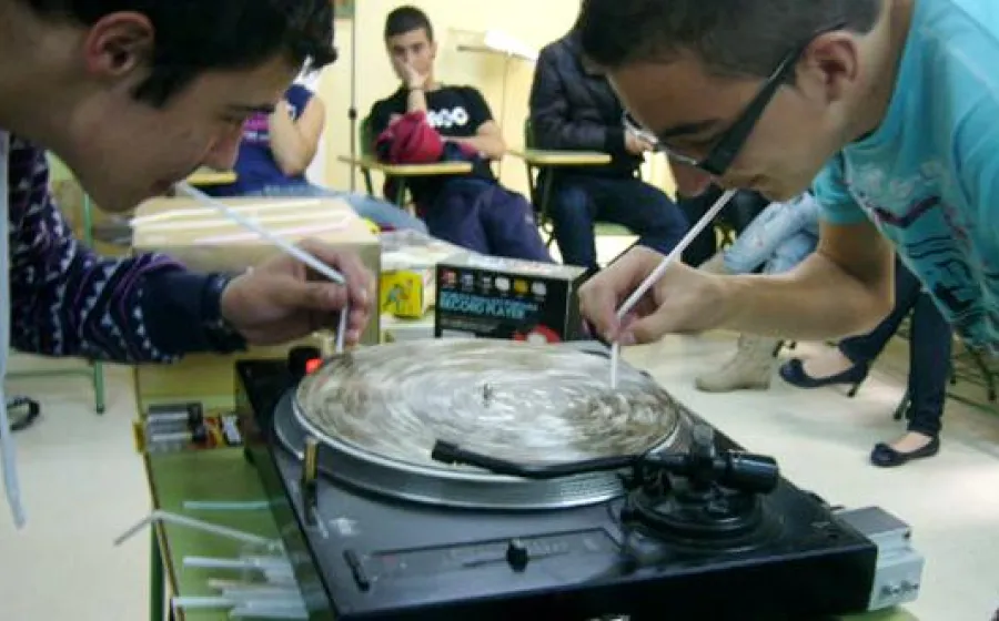 LA HISTORIA DE LA MÚSICA ENLATADA