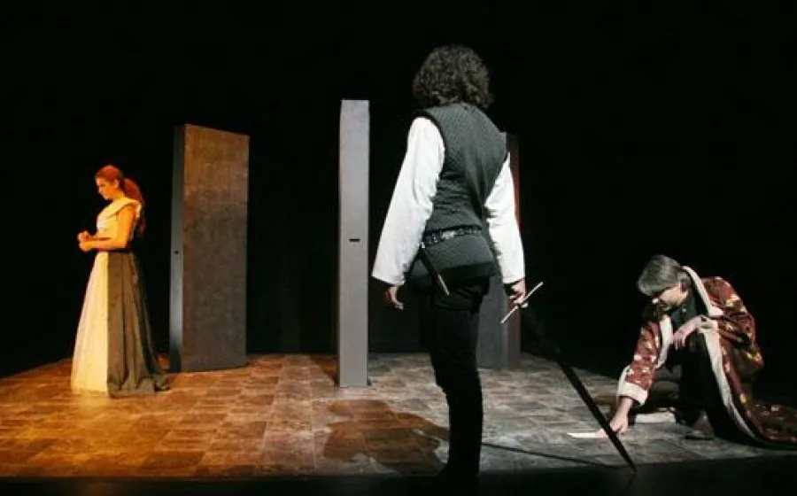 CLAUDIO, TÍO DE HAMLET
