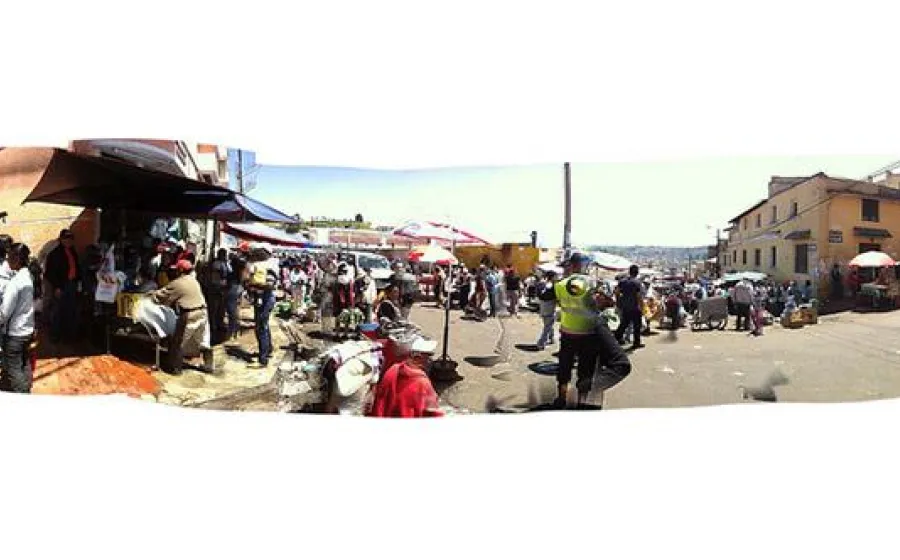 Panorámica del Mercado de San Roque, Quito (Transductores, 2013)