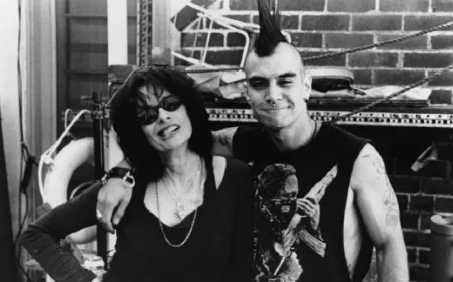 MUJERES HECHAS DE PUNK