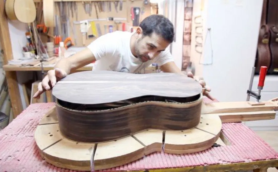 ARTESANOS MUSICALES: LA GUITARRA FLAMENCA