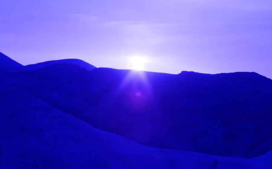 Fotograma Mitahat le shemesh khula (Bajo un sol azul), de Daniel Mann