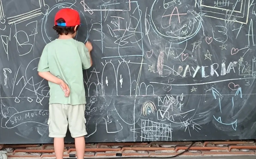 niño pintando en pizarra