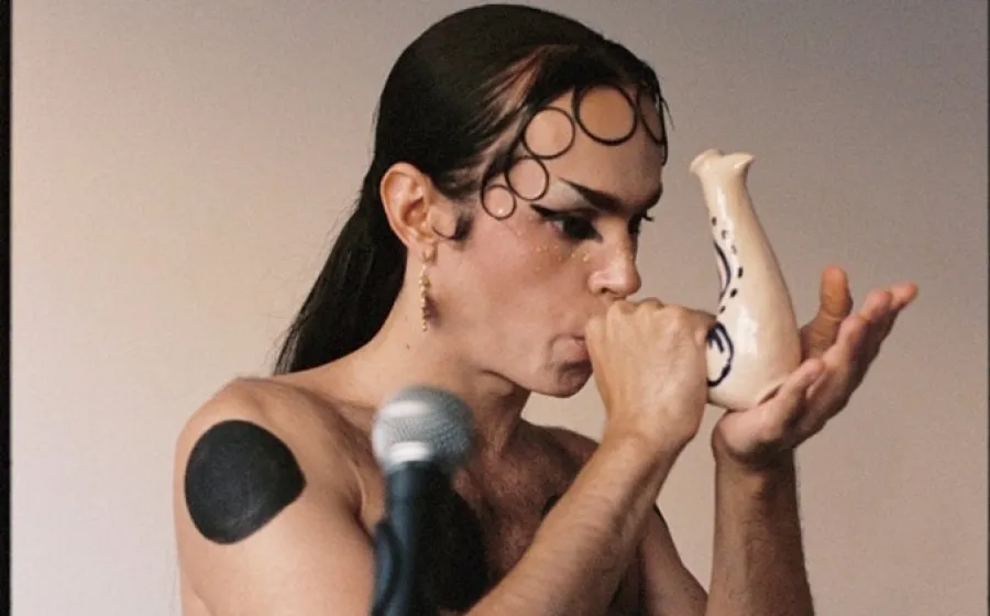 Intervención sonora de Élan d’Orphium en torno a la exposición de Cristina Mejías, 'Lengua en coro, cuenta'