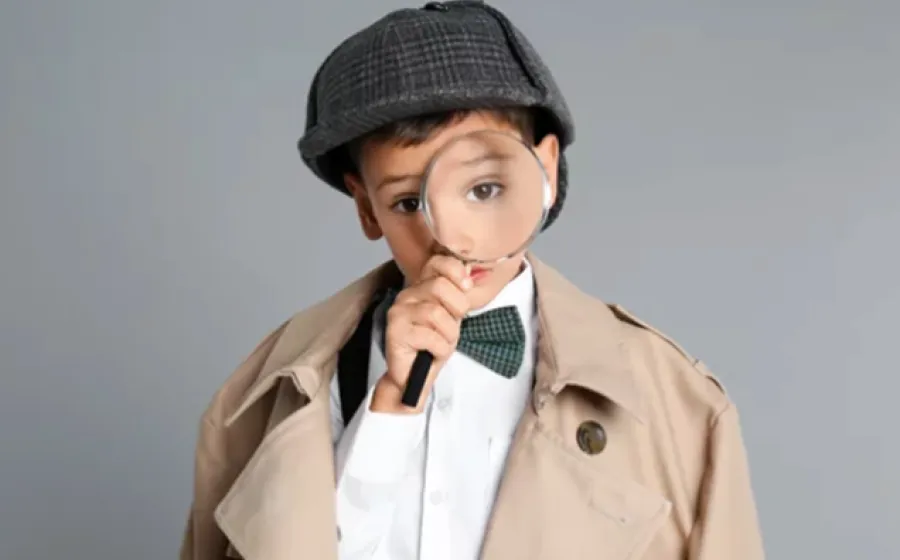 Niño vestido de detective