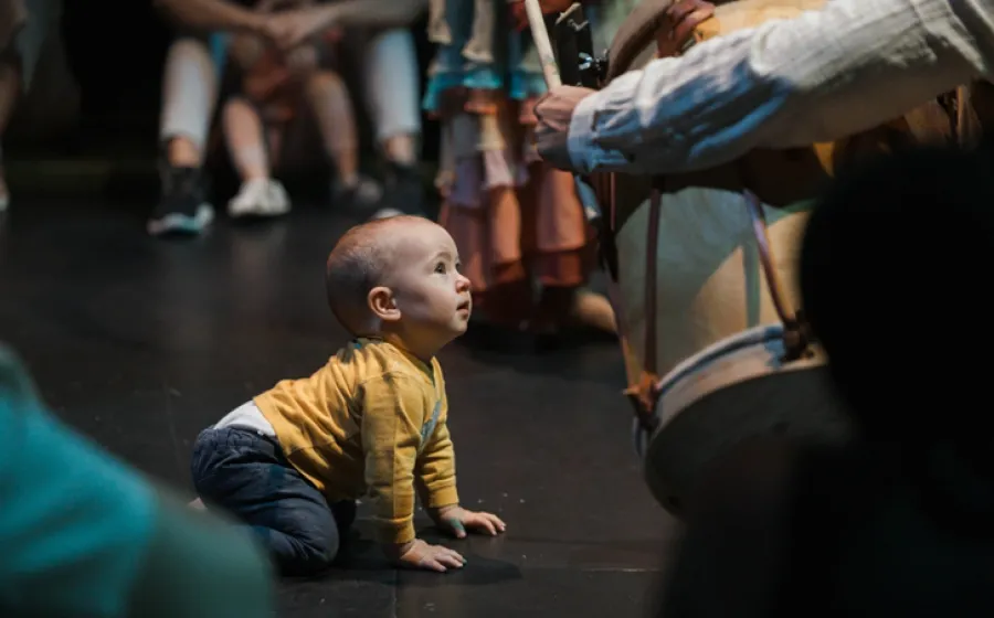 Bebé a gatas ensimismado