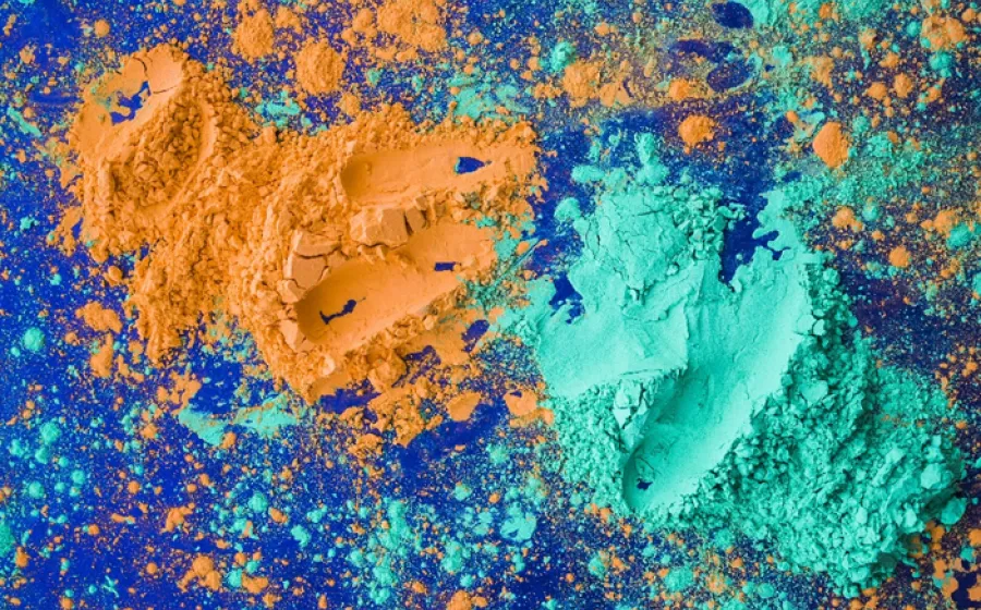 Tintes en polvo sobre una mesa