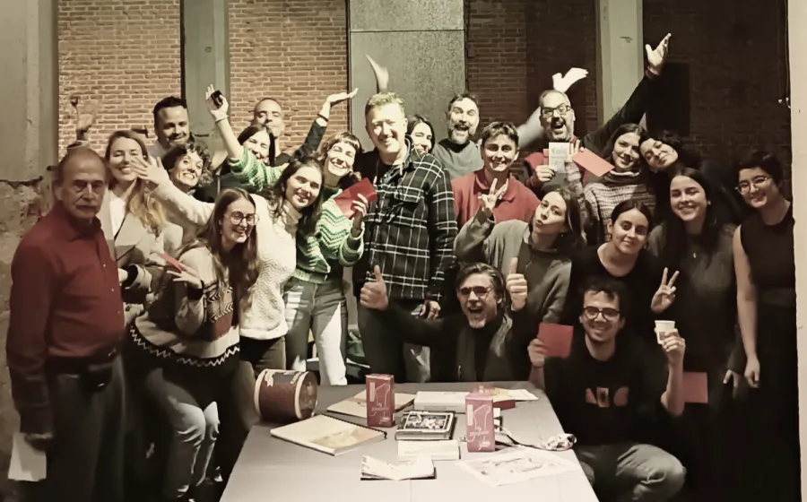 Grupo de gente posando feliz