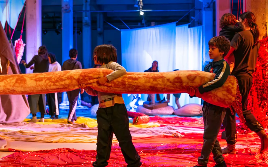Niños jugando con un churro blandito