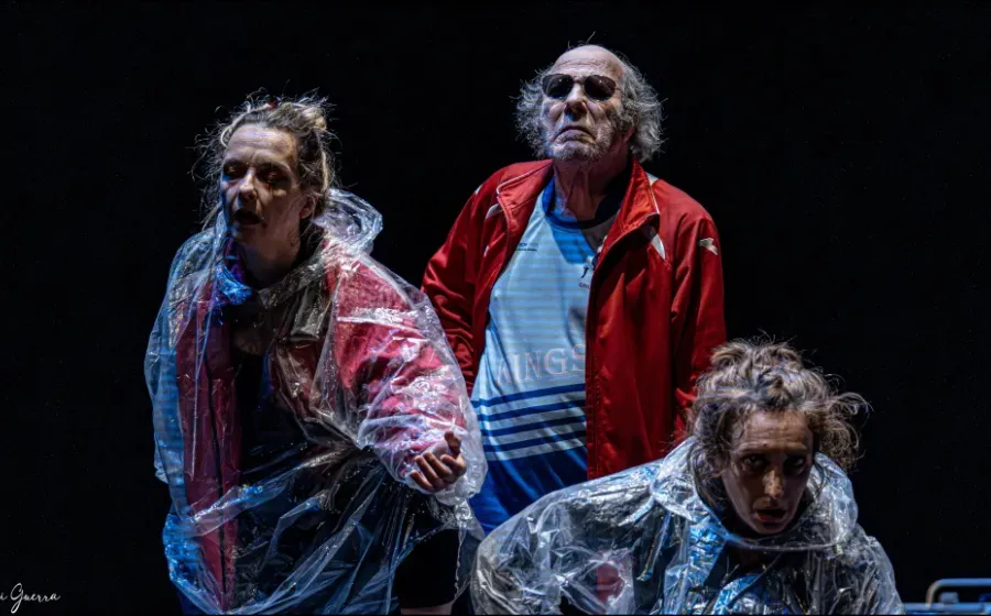 Dos hombres y una mujer sobre fondo negro