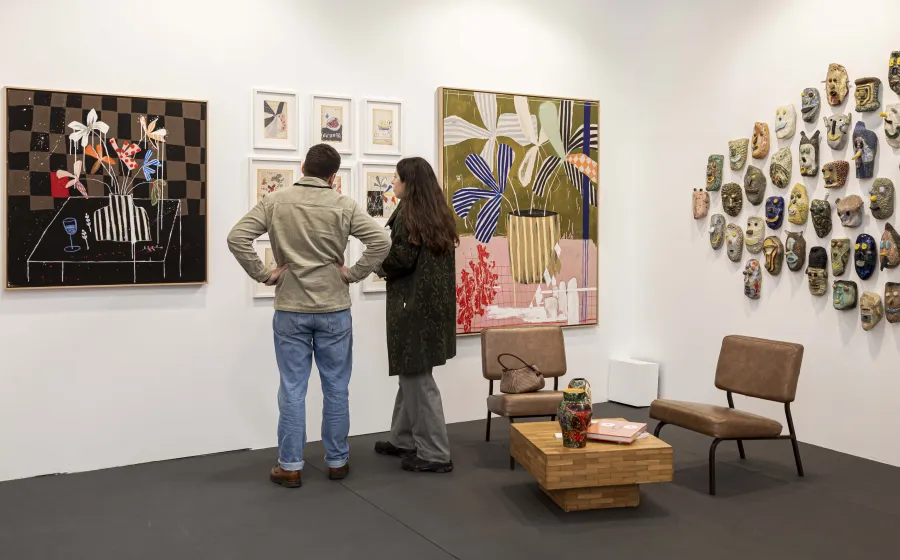 Una pareja observa obras de arte