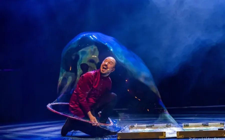 Artista dentro de una pompa de jabón