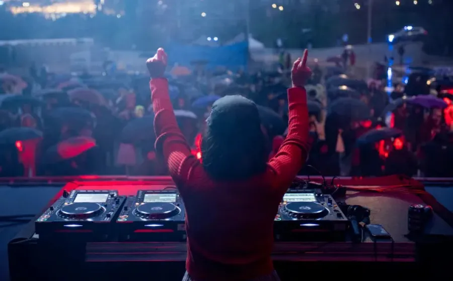 DJ animando al público