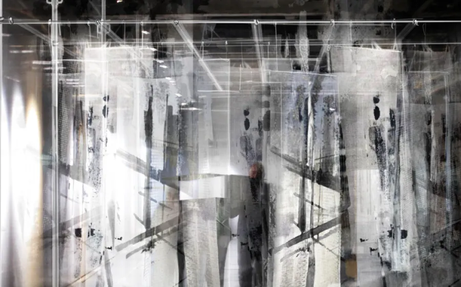 sombras pasean por una instalación