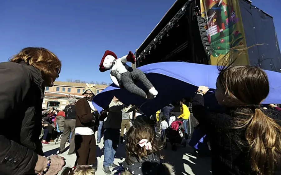 Muñeco lanzado al aire por la gente
