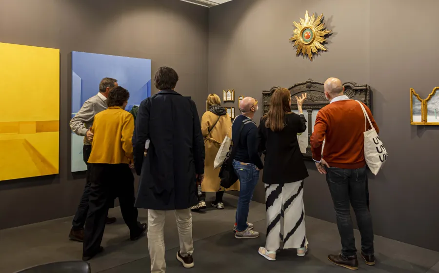 GRUPO DE GENTE ADMIRA OBRAS DE ARTE