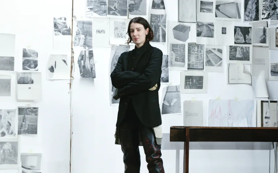 Mujer artista posa junto a su obra