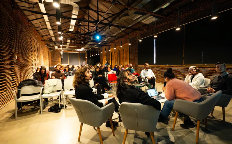 Grupo de personas asisten a una conferencia