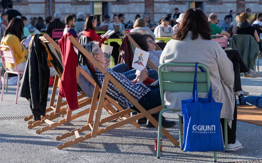 Gente leyendo sentada en tumbonas