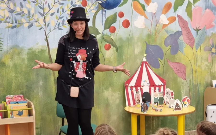 Chica con chistera cuenta un cuento