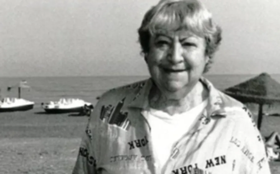 Fotografía de Gloria Fuertes en blanco y negro con barcos de fondo