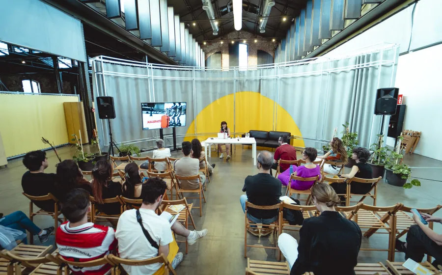 ponente da una charla con un telón de fondo