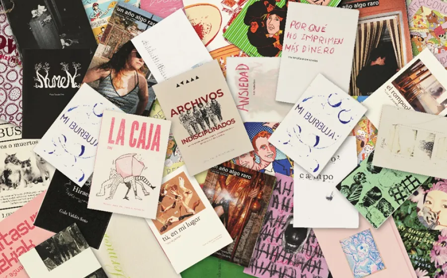 Fanzines apilados en una mesa