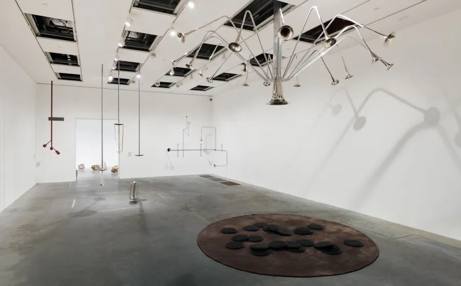 Interior de sala blanca vacía con una lámpara metálica en el techo