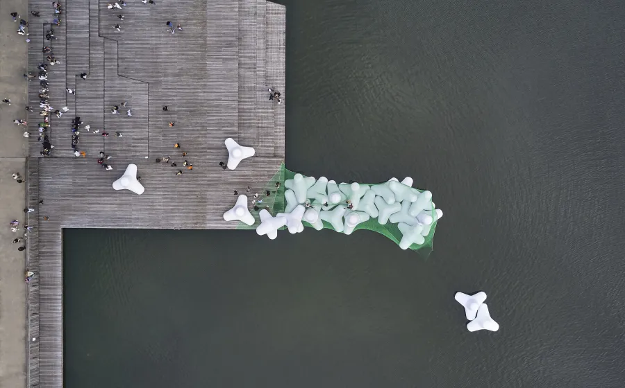 formas de polispan y personas desde el aire