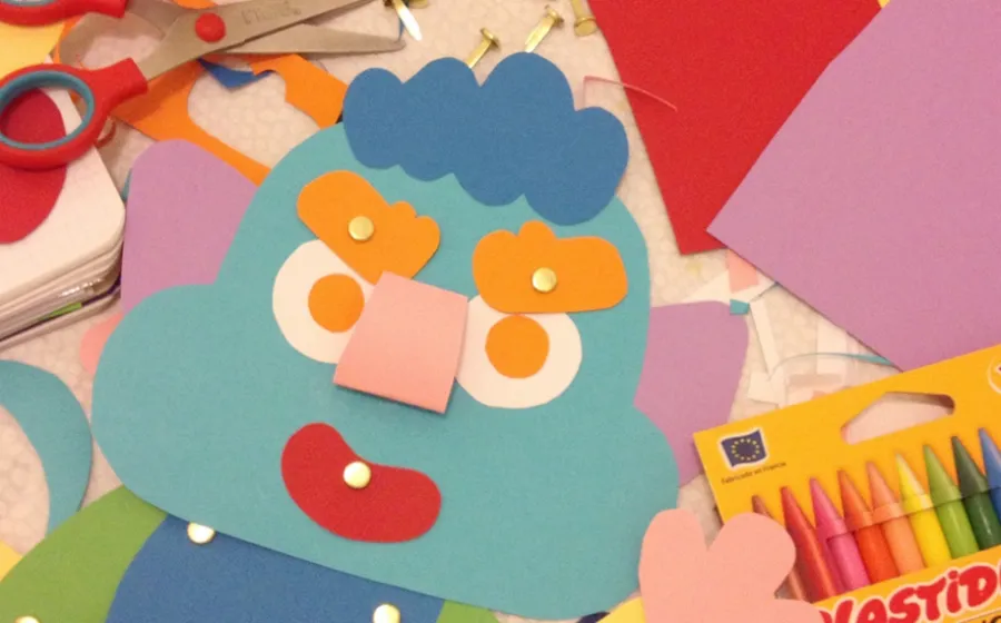 Recortes de cartulina que forman un monstruo