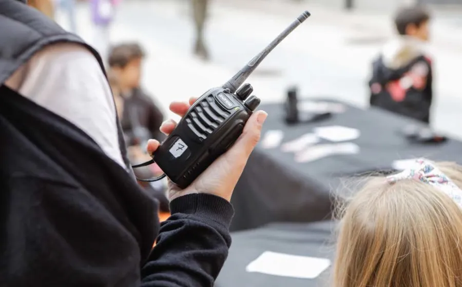 una mano sujeta un walkie talkie