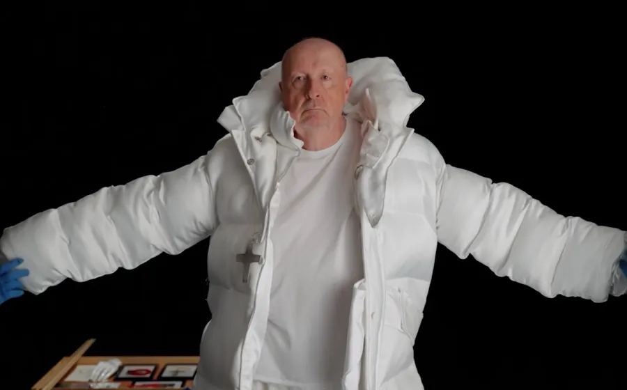 Hombre con un abrigo blanco