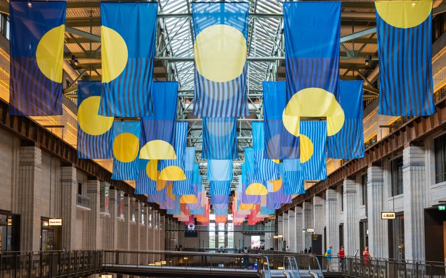 Interior de edificio lleno de banderas