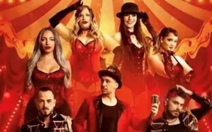 Artistas posando sobre fondo de carpa de circo