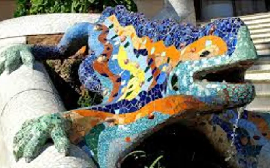 fIGURA DE UN REPTIL hecha con teselas
